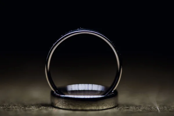 Обручальные кольца Золотые кольца на заднем плане. женат — стоковое фото