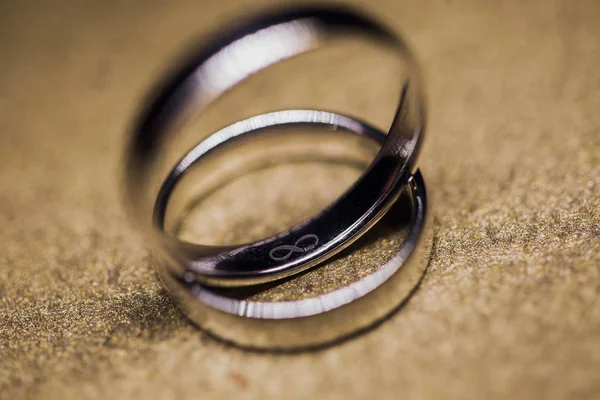 Anillos de boda. Anillos dorados sobre fondo. casado — Foto de Stock