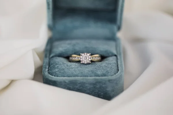 Zlaté snubní prstýnky v krabici. Prsten s diamanty — Stock fotografie