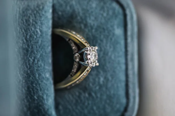Zlaté snubní prstýnky v krabici. Prsten s diamanty — Stock fotografie