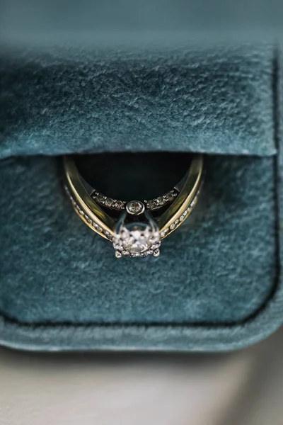 Anillos de boda de oro en caja. Anillo con diamantes — Foto de Stock