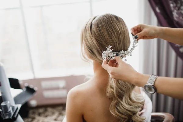 エレガントな花嫁のヘアスタイル。ブライダルアクセサリー、ブライダルヘアスタイル。後ろから見る — ストック写真
