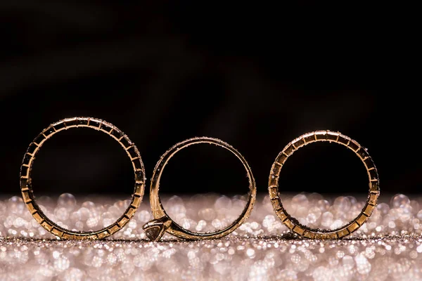 Anéis de casamento de ouro em um fundo abstrato com espaço de cópia — Fotografia de Stock