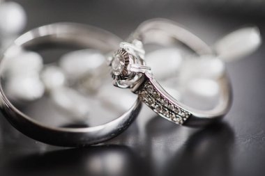 kopya alanı ile soyut bir arka plan üzerinde altın alyans