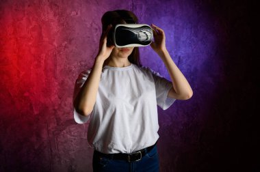 Vr deneyimi sırasında havaya dokunan genç kadın. Mavi ve kırmızı arka plan