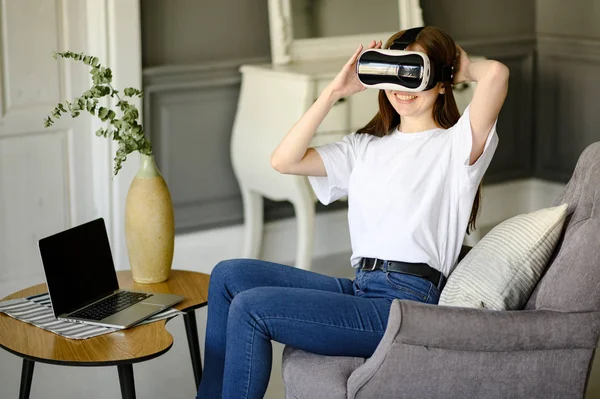 Νεαρή γυναίκα χρησιμοποιεί γυαλιά εικονικής πραγματικότητας σε όμορφο επίπεδο — Φωτογραφία Αρχείου