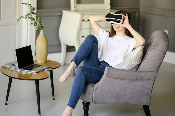 Jonge vrouw maakt gebruik van Virtual reality bril in mooie flat — Stockfoto