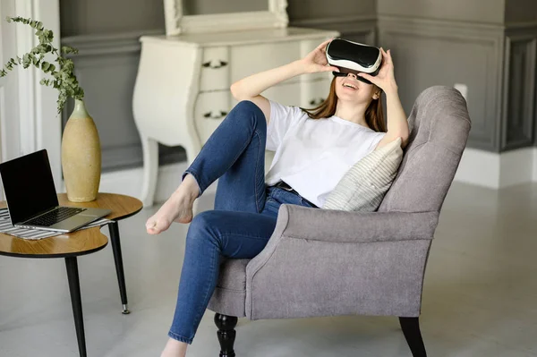 Νεαρή γυναίκα χρησιμοποιεί γυαλιά εικονικής πραγματικότητας σε όμορφο επίπεδο — Φωτογραφία Αρχείου