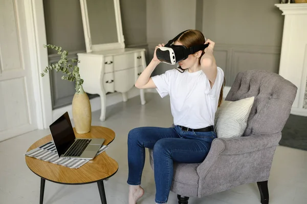 Νεαρή γυναίκα προγραμματίστρια δοκιμάζει μια νέα εφαρμογή με γυαλιά εικονικής πραγματικότητας στο σπίτι — Φωτογραφία Αρχείου