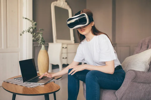 Νεαρή γυναίκα προγραμματίστρια δοκιμάζει μια νέα εφαρμογή με γυαλιά εικονικής πραγματικότητας στο σπίτι — Φωτογραφία Αρχείου