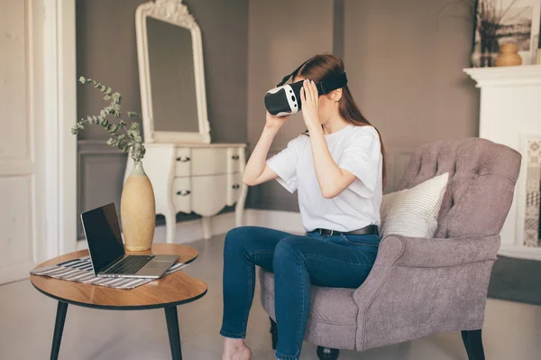 Jonge vrouwelijke programmeur test een nieuwe app met virtual reality glazen in huis — Stockfoto