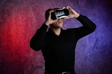 Stüdyoda sanal gerçeklik gözlüğü takan acımasız adam. Vr kulaklıkla kullanma.
