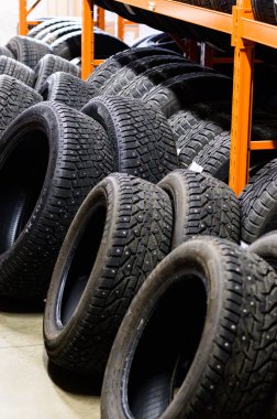 mağazaalaşım araba tekerlekleri ve pnömatik lastikler duvar. mevsimlik tekerlek depolama