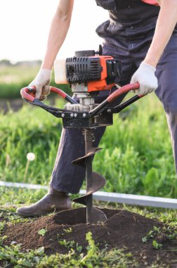Adam bir ağaç diker, kürekle eller toprağı, doğayı, ekoloji kavramını kazar.
