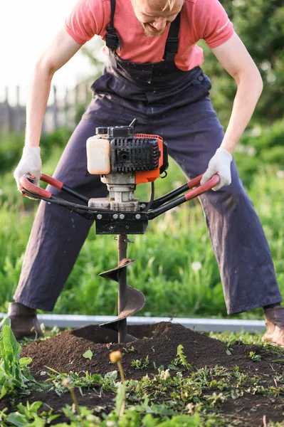 Man planten een boom, handen met schop Graas de grond, de natuur, ecologie concept — Stockfoto