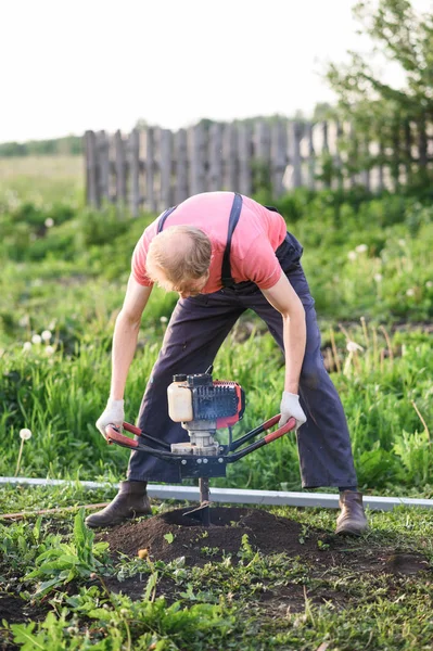 L'uomo pianta un albero, mani con pala scava il terreno, natura, concetto di ecologia — Foto Stock