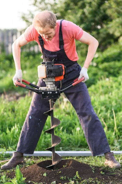 Man planten een boom, handen met schop Graas de grond, de natuur, ecologie concept — Stockfoto