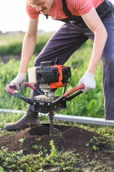 Man planten een boom, handen met schop Graas de grond, de natuur, ecologie concept — Stockfoto