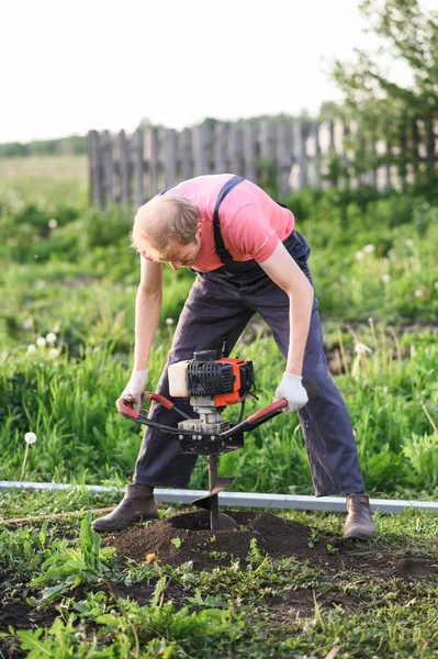 Man planten een boom, handen met schop Graas de grond, de natuur, ecologie concept — Stockfoto