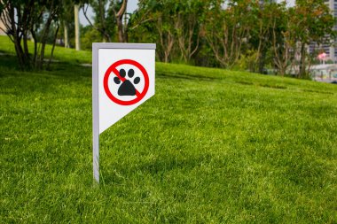 Eğer yeşil çim üzerinde bir köpek ile yürüyebilirsiniz işareti yasaklayan. Hiçbir hayvan yürüyüş