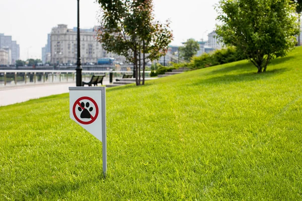 Prohibiting sign you can not walk with a dog on green lawn. Walking no animals — Stock Image Prohibiting sign you can not walk with a dog on green lawn. Walking no animals Royalty Free Stock Images