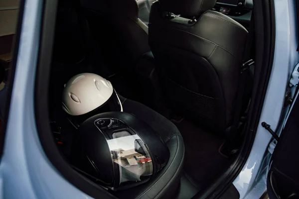 Menina segurando um capacete no fundo de um carro esporte — Fotografia de Stock