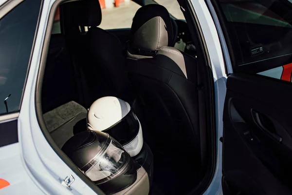 Menina segurando um capacete no fundo de um carro esporte — Fotografia de Stock