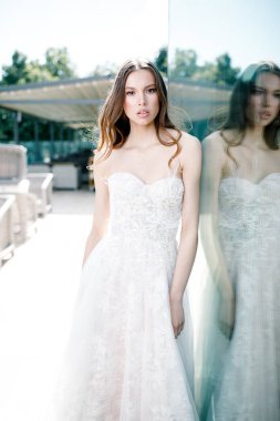 Muhteşem güzellik genç gelin portre. Düğün makyaj ile güzel gelin