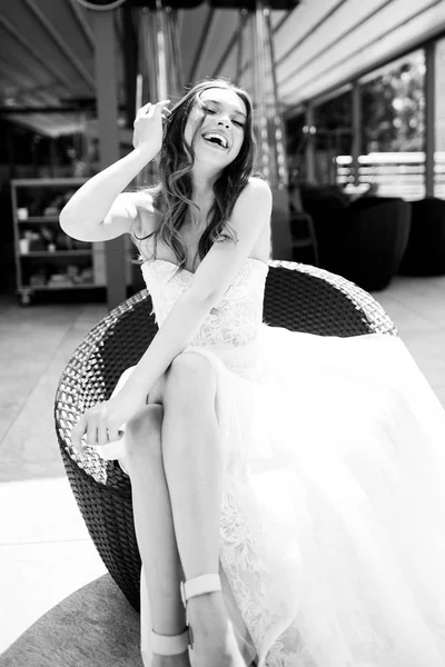 Novia de boda sonriendo .happy novia sonriendo a la cámara — Foto de Stock