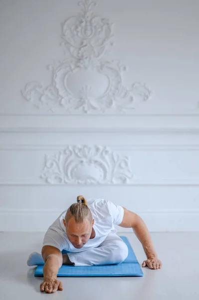 Evde yoga yapan bir adam. fitness, yoga ve sağlıklı yaşam tarzı kavramı — Stok fotoğraf