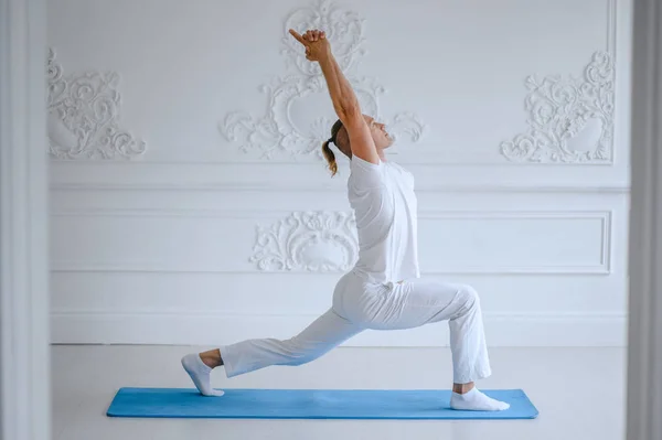Mann beim Yoga zu Hause. Fitness, Yoga und gesundes Lebensstil-Konzept — Stockfoto