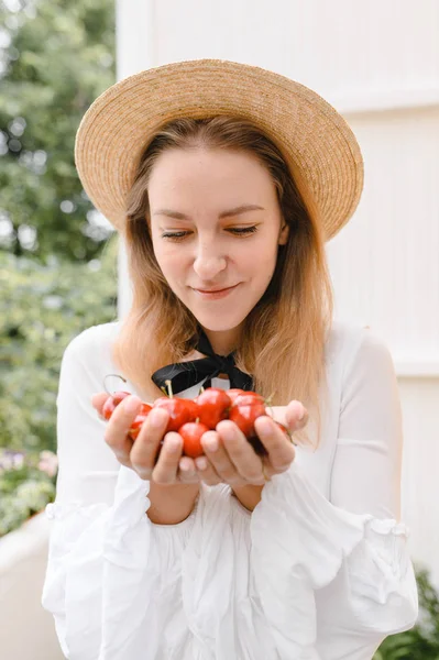 Donna felice con ciliegie indossando cappello e vestito bianco. Note di alimentazione, dieta, cibo vegetariano e concetto di persone — Foto Stock