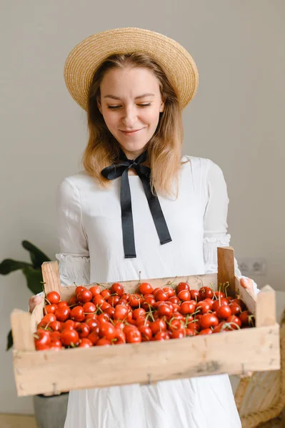 Lycklig kvinna med körsbär bär hatt och vit klänning. Hälsosam kost, bantning, Vegetarisk mat och människor Concept — Stockfoto
