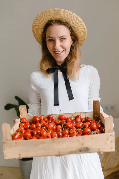 Mujer feliz con cerezas con sombrero y vestido blanco. Alimentación saludable, dieta, comida vegetariana y concepto de personas —  Fotos de Stock