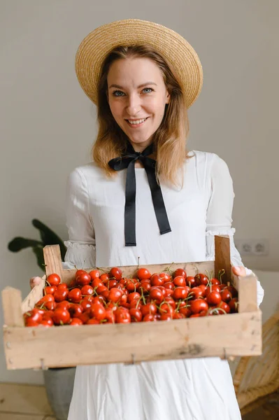 Mujer feliz con cerezas con sombrero y vestido blanco. Alimentación saludable, dieta, comida vegetariana y concepto de personas —  Fotos de Stock