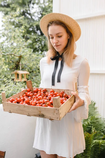 Donna felice con ciliegie indossando cappello e vestito bianco. Note di alimentazione, dieta, cibo vegetariano e concetto di persone — Foto Stock