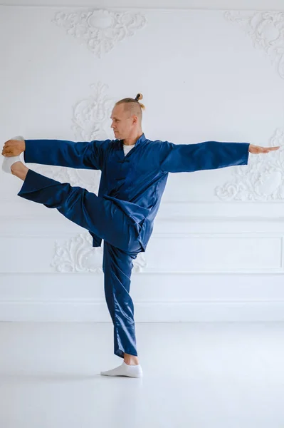 Beyaz bir arka plan üzerinde izole yoga poz yapan yakışıklı erkek — Stok fotoğraf