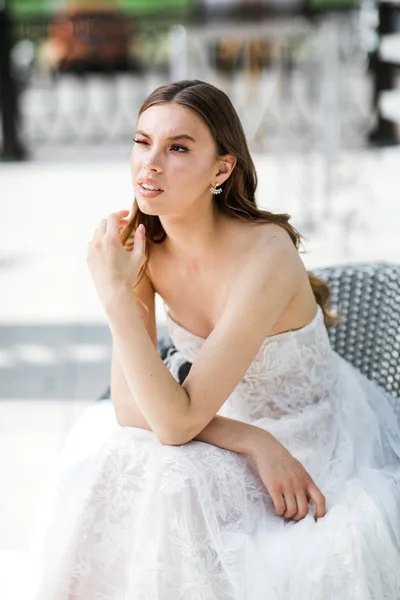 Portret van een mooie bruid en modieuze jurk. Trouwjurk — Stockfoto