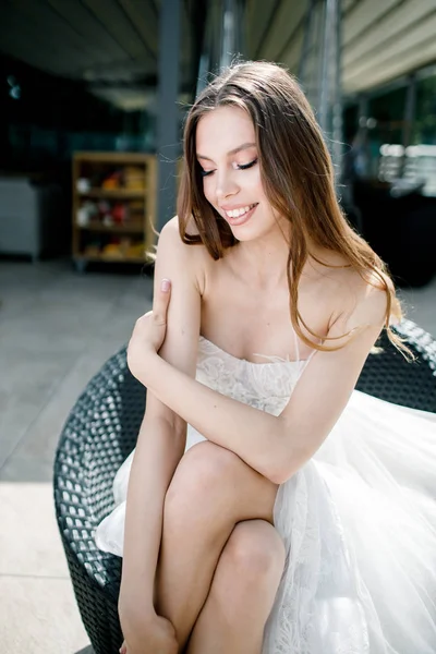 Retrato de una hermosa novia y vestido de moda. vestido de novia —  Fotos de Stock