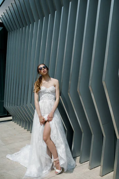 Vestido de novia de moda. Vestido de novia de moda, hermoso modelo, peinado de novia y concepto de maquillaje — Foto de Stock