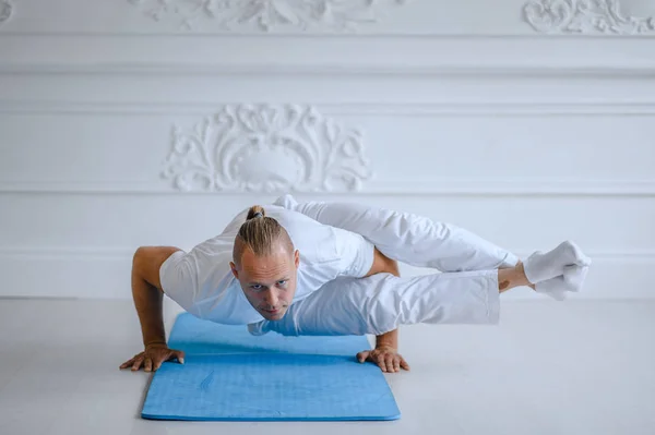 Handsome man doing yoga pose isolated on a white background — Stock Photo, Image