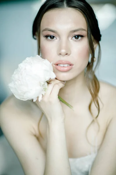 Portret van een mooie bruid met bloem — Stockfoto