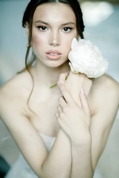Portret van een mooie bruid met bloem — Stockfoto