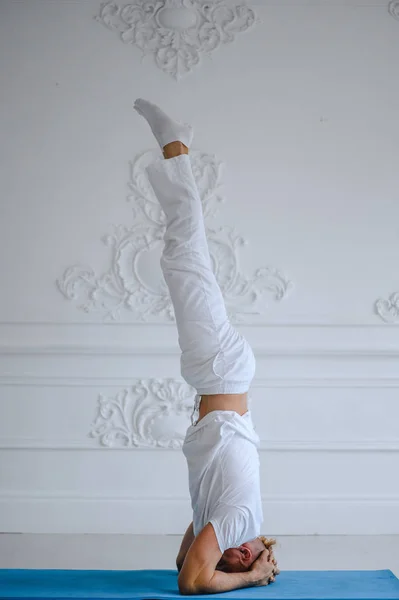 Przystojny człowiek robi joga pozuje na białym tle na białym tle — Zdjęcie stockowe