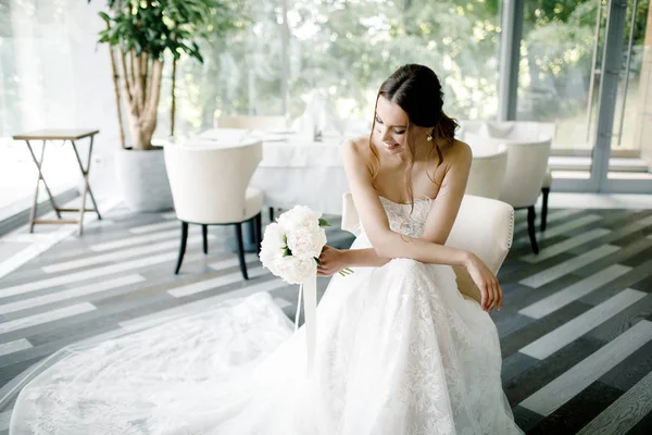 美しいレストランでファッションのウェディングドレスを着た花嫁 — ストック写真
