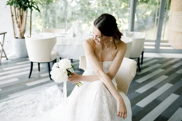 美しいレストランでファッションのウェディングドレスを着た花嫁 — ストック写真