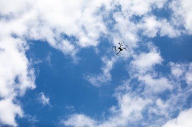 Mavi gökyüzü arka planında dijital kamerası olan drone kuadkopteri