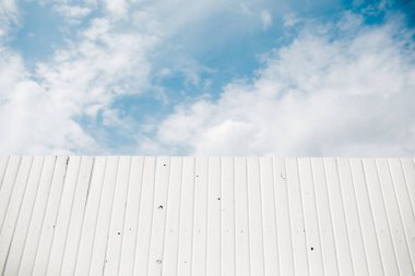 beyaz ahşap doku arka plan, üst görünüm ahşap tahta panel. mavi bir gökyüzü arka plan üzerinde beyaz ahşap çit