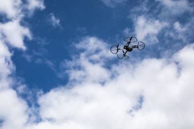 Mavi gökyüzü arka planında dijital kamerası olan drone kuadkopteri