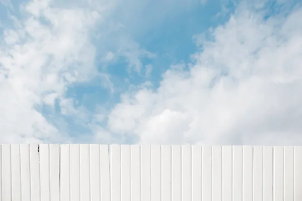 Bílá Lakovaná dřevěná plota na nebeském pozadí — Stock fotografie